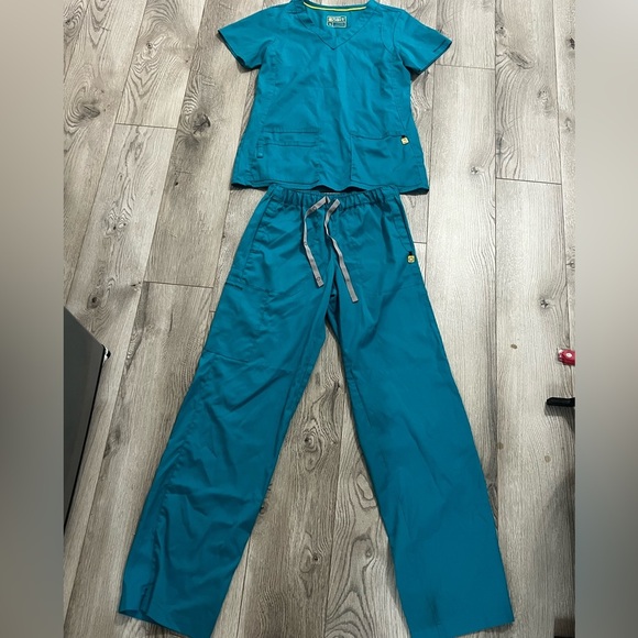 Wonder Wink Teal Scrub Set size XS - Picture 1 of 9